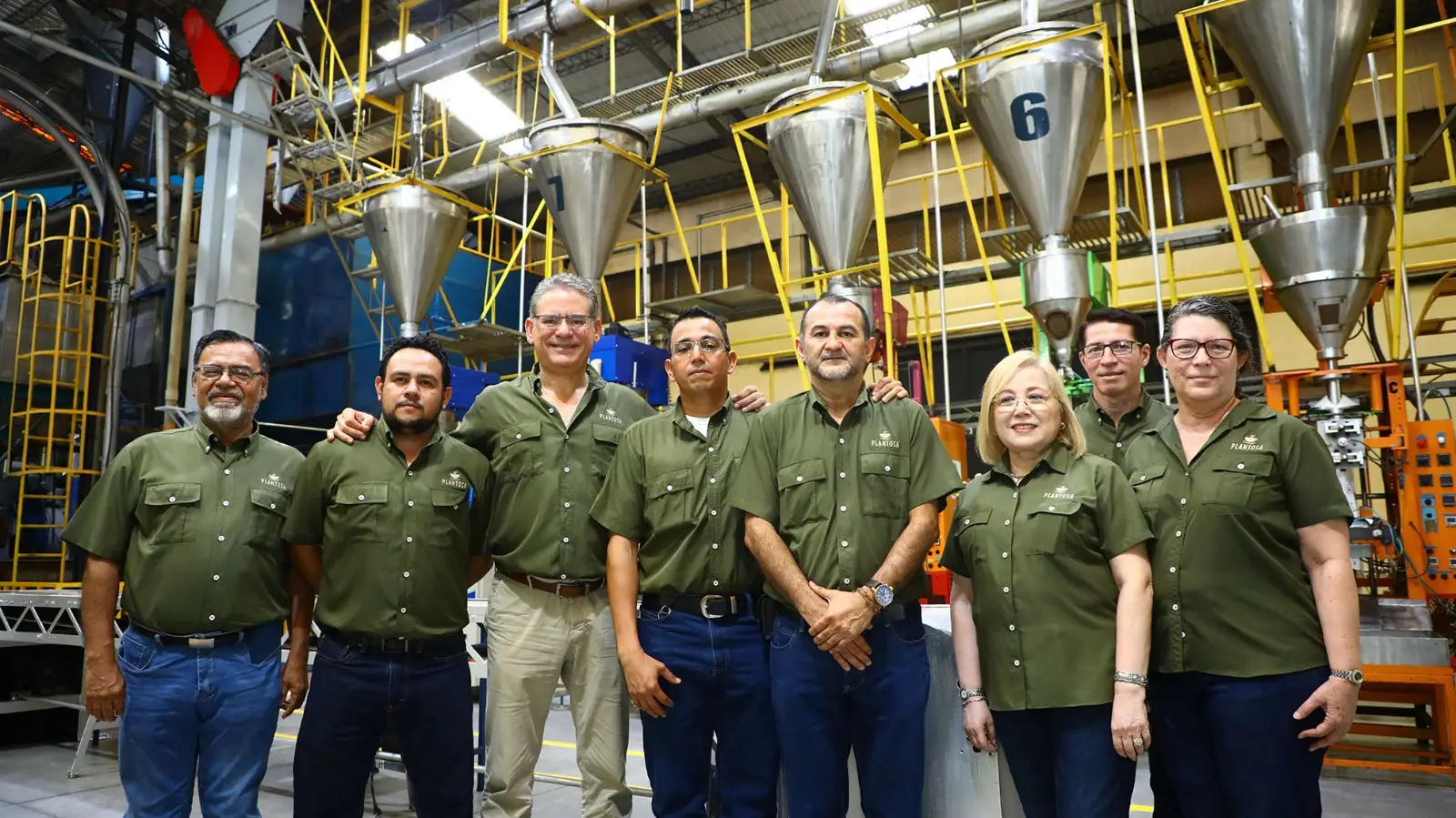Colaboradores y directivos de Plantosa El Salvador